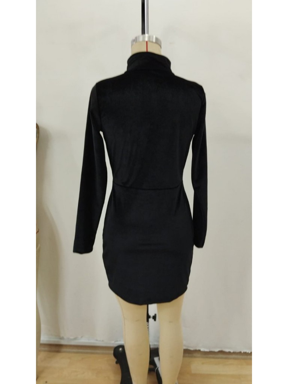 Kadın Uzun Kollu Balıkçı Yaka Yakadan Göğüse Kadar Fermuar Detaylı Mini Kadife Elbise, 28715