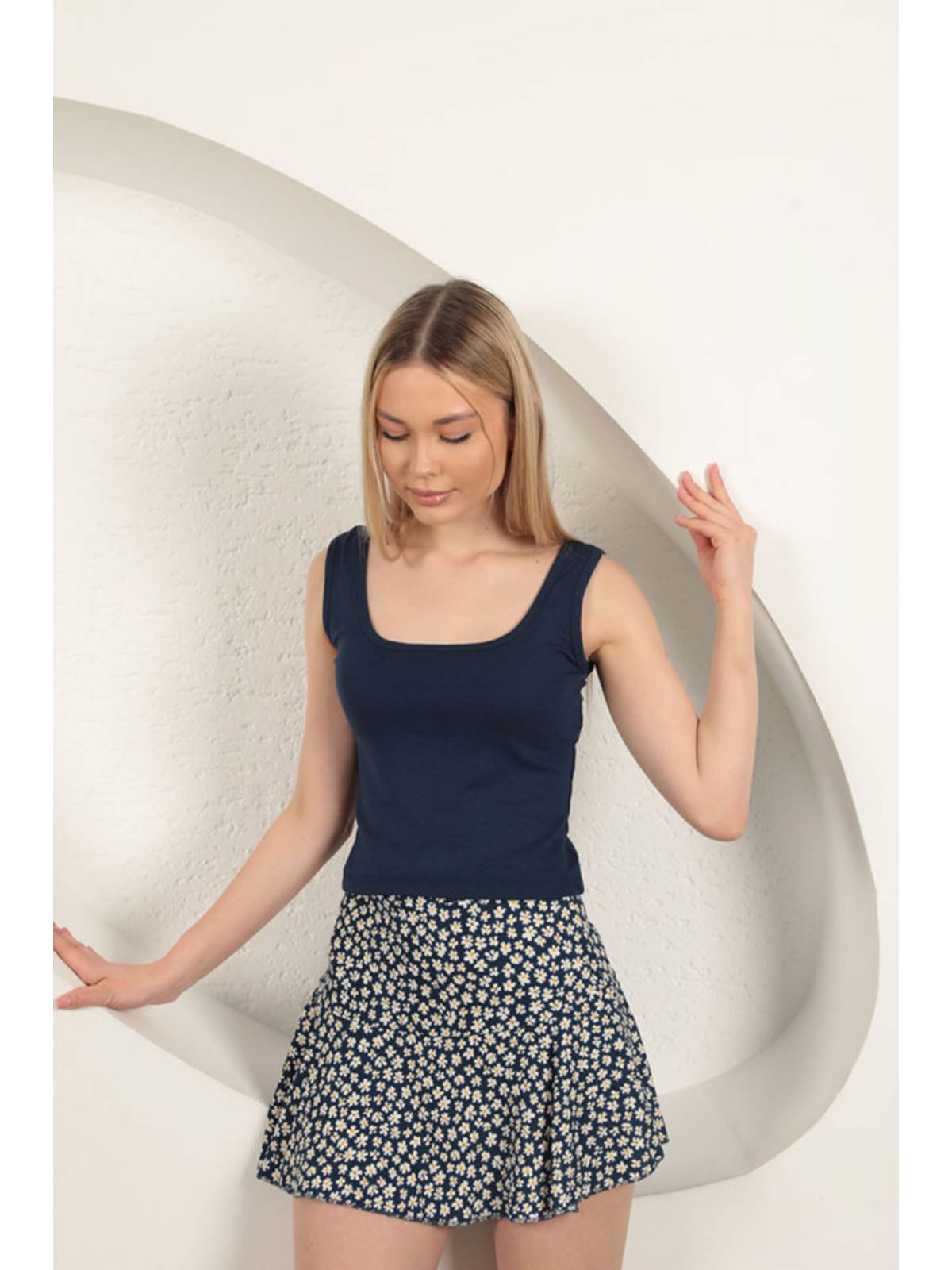 Çilek Viskon Kumaş Askılı Crop-Lacivert