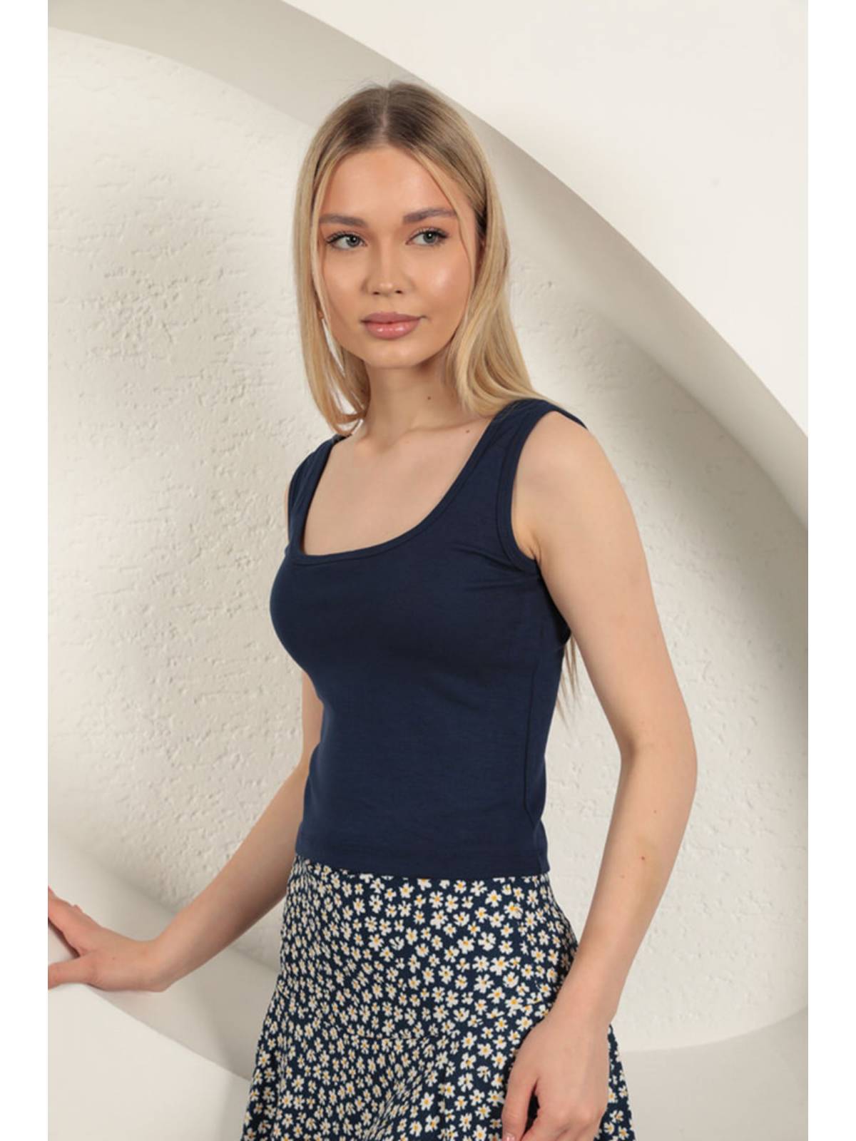 Çilek Viskon Kumaş Askılı Crop-Lacivert