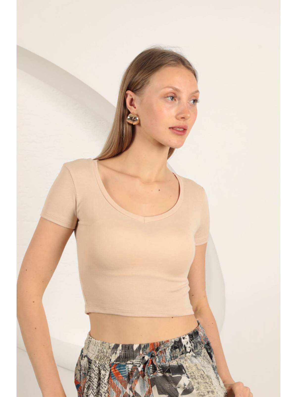 Çilek Viskon Kumaş V Yaka Basic Tişört-Bej