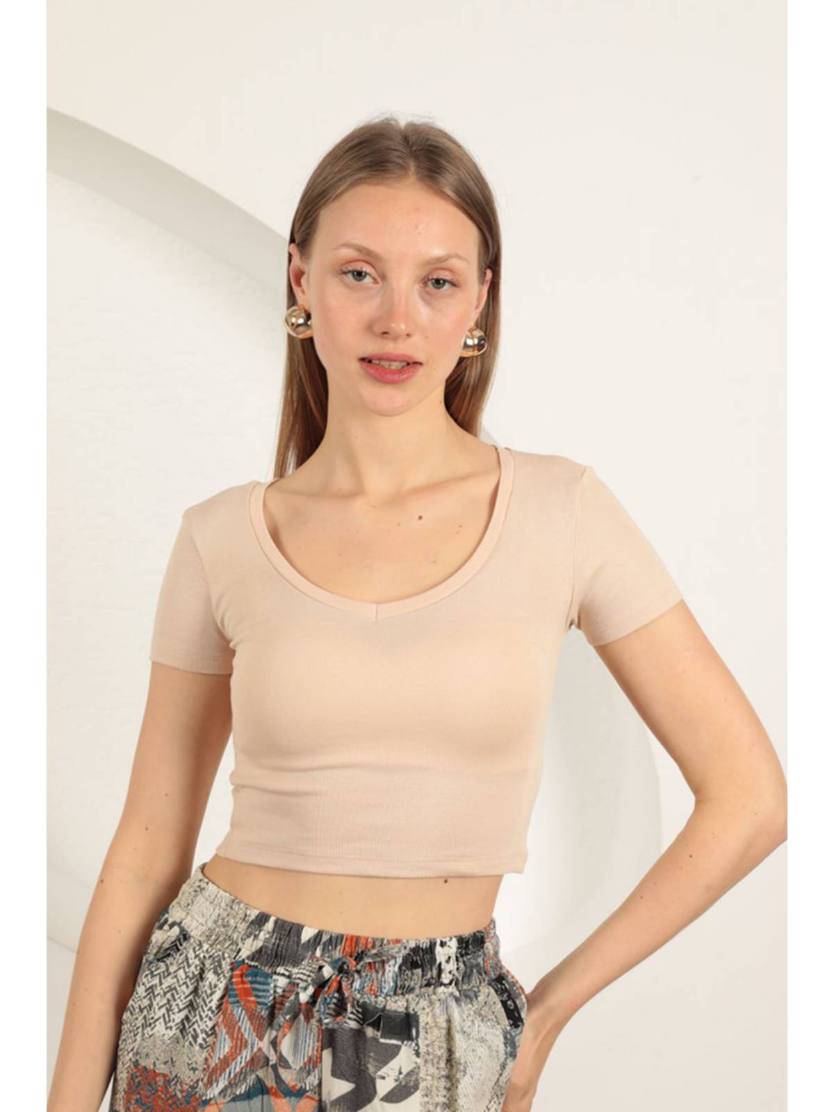 Çilek Viskon Kumaş V Yaka Basic Tişört-Bej