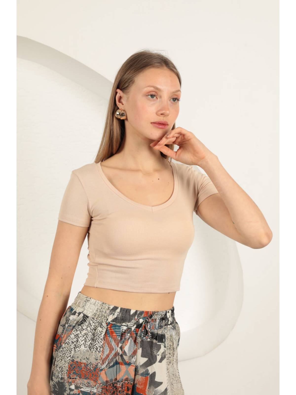 Çilek Viskon Kumaş V Yaka Basic Tişört-Bej