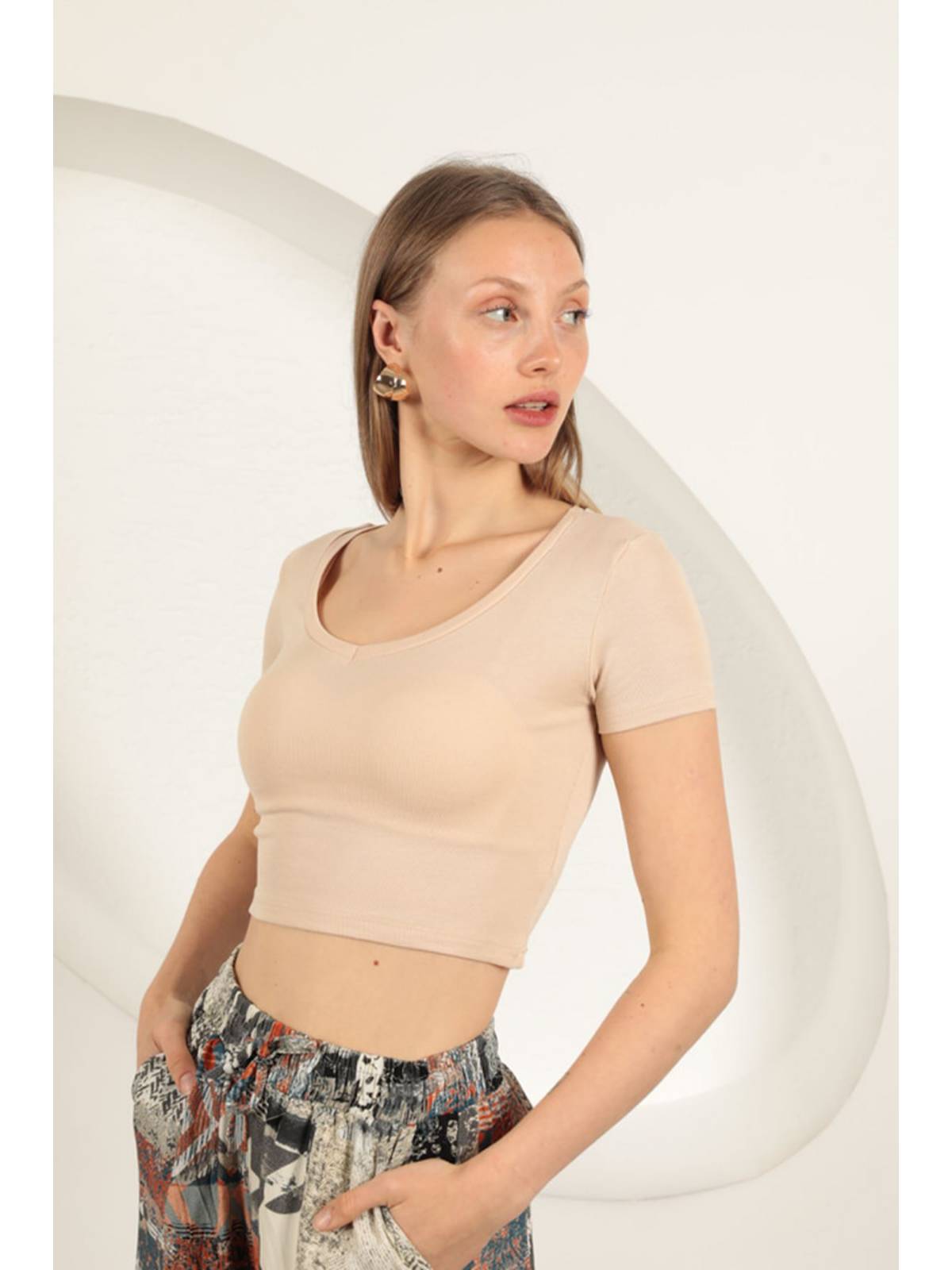 Çilek Viskon Kumaş V Yaka Basic Tişört-Bej