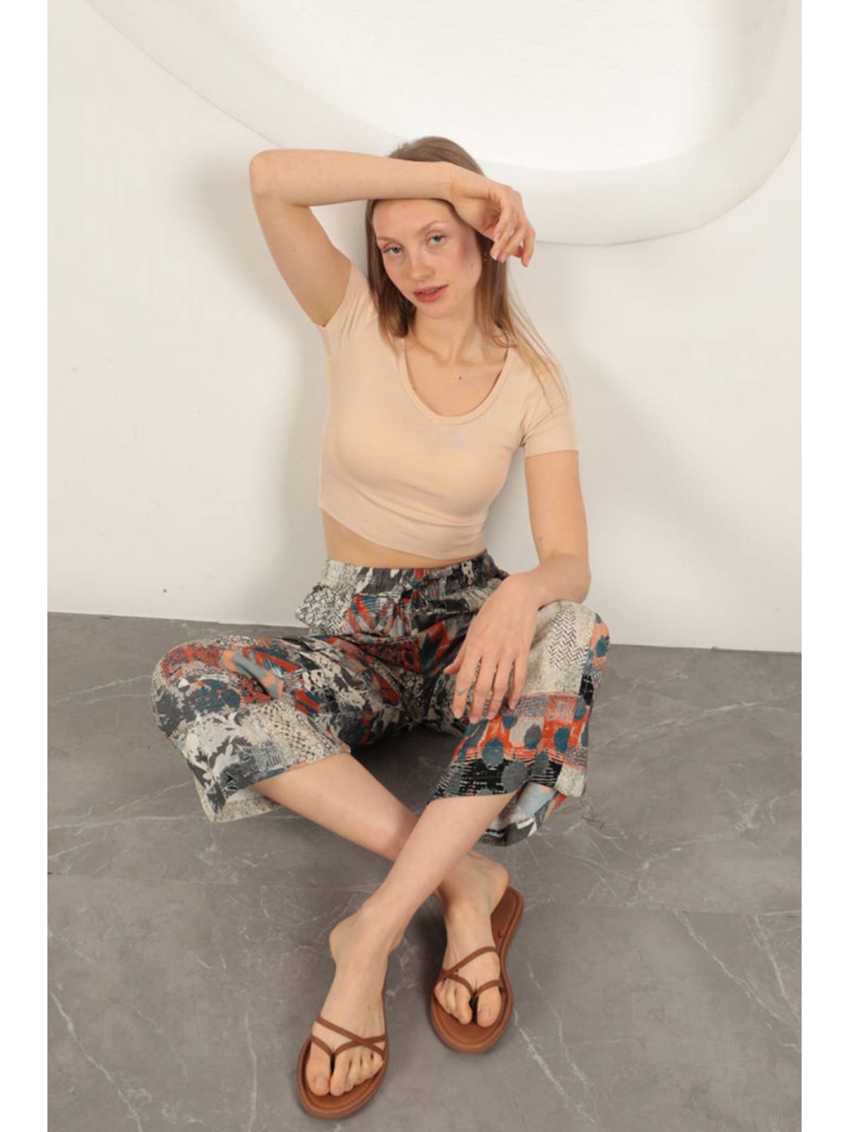 Çilek Viskon Kumaş V Yaka Basic Tişört-Bej