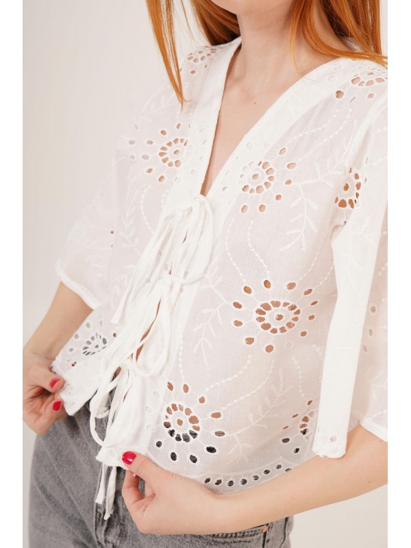 Önden Bağlamalı Delik Geçiş Detaylı Beyaz Crop Toptan Gömlek Beyaz