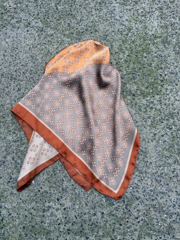 14889 Üç Renkli Çapraz Desenli Kahve Bandana Fular 70x70 cm