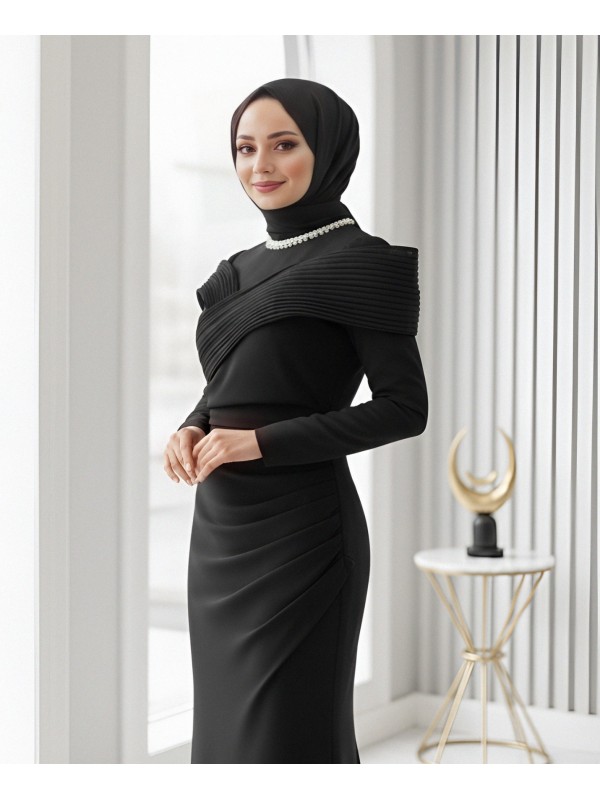 Yakası Taş Detaylı Omuzu Kat Drapeli Abiye -Siyah