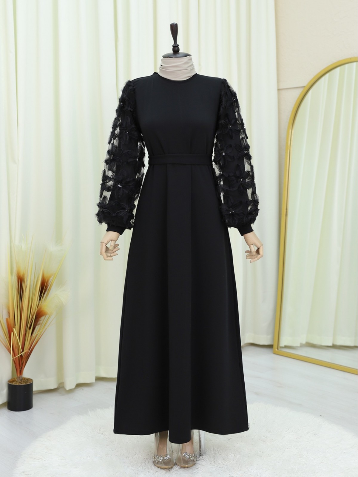 Kabartma Çiçekli Tül Kollu Kemerli Elbise -Siyah